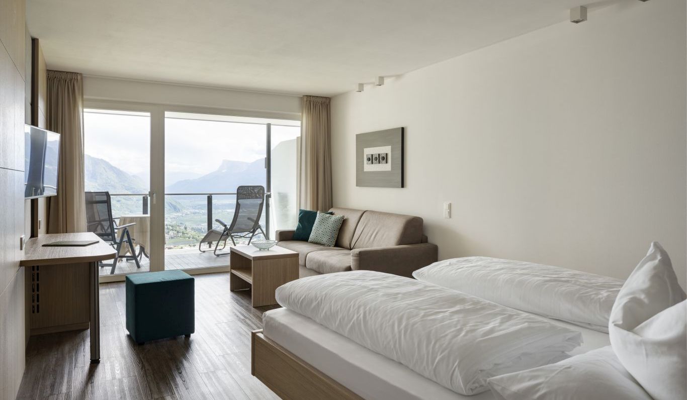 Camera Comfort Ifinger Plus Vacanze Hotel Tirolo Camera da letto Area soggiorno Balcone