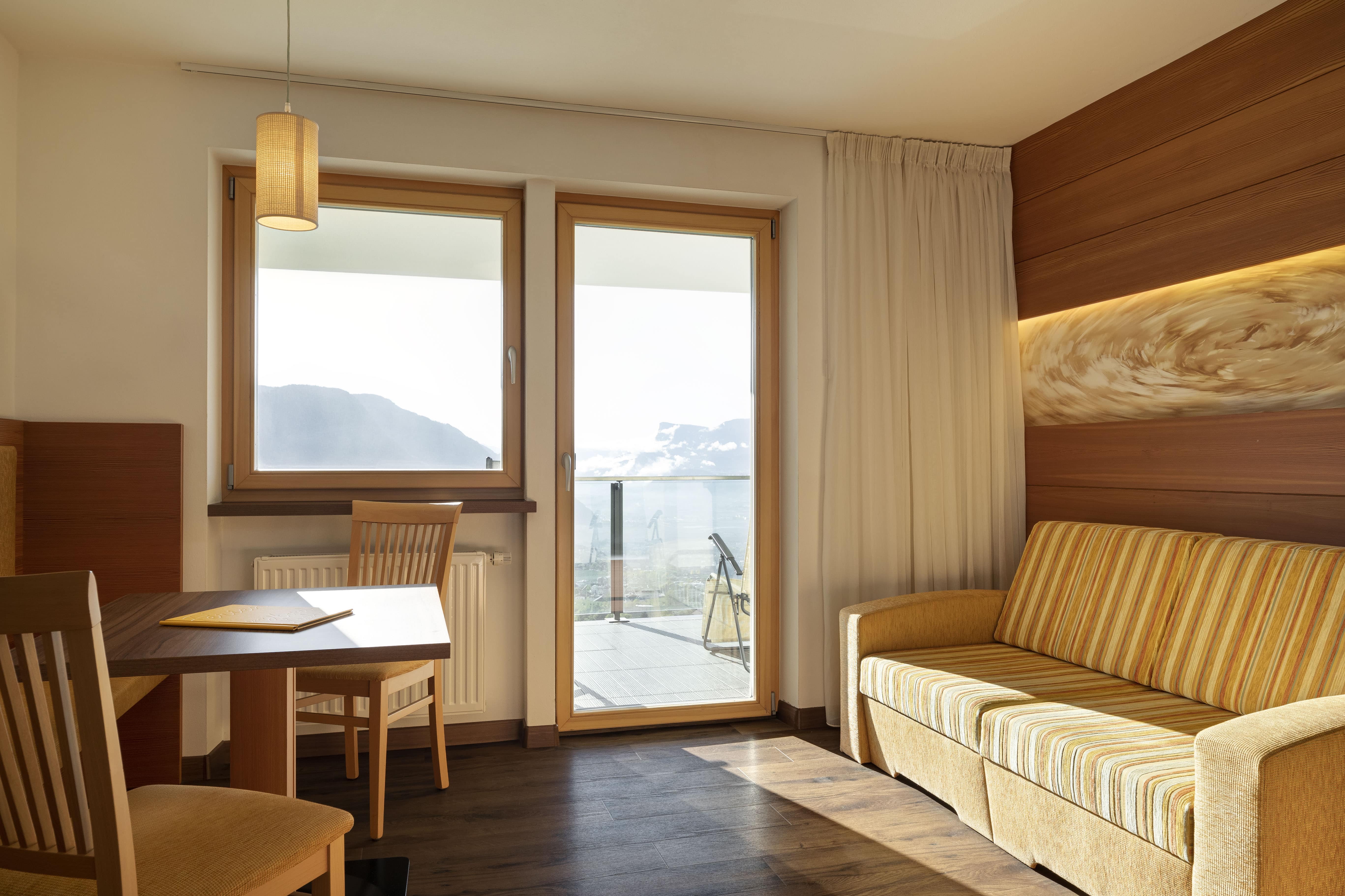 Wohnbereich Couch Sitzecke Komfortzimmer Typ C Hotel Lechner Südtirol Urlaub