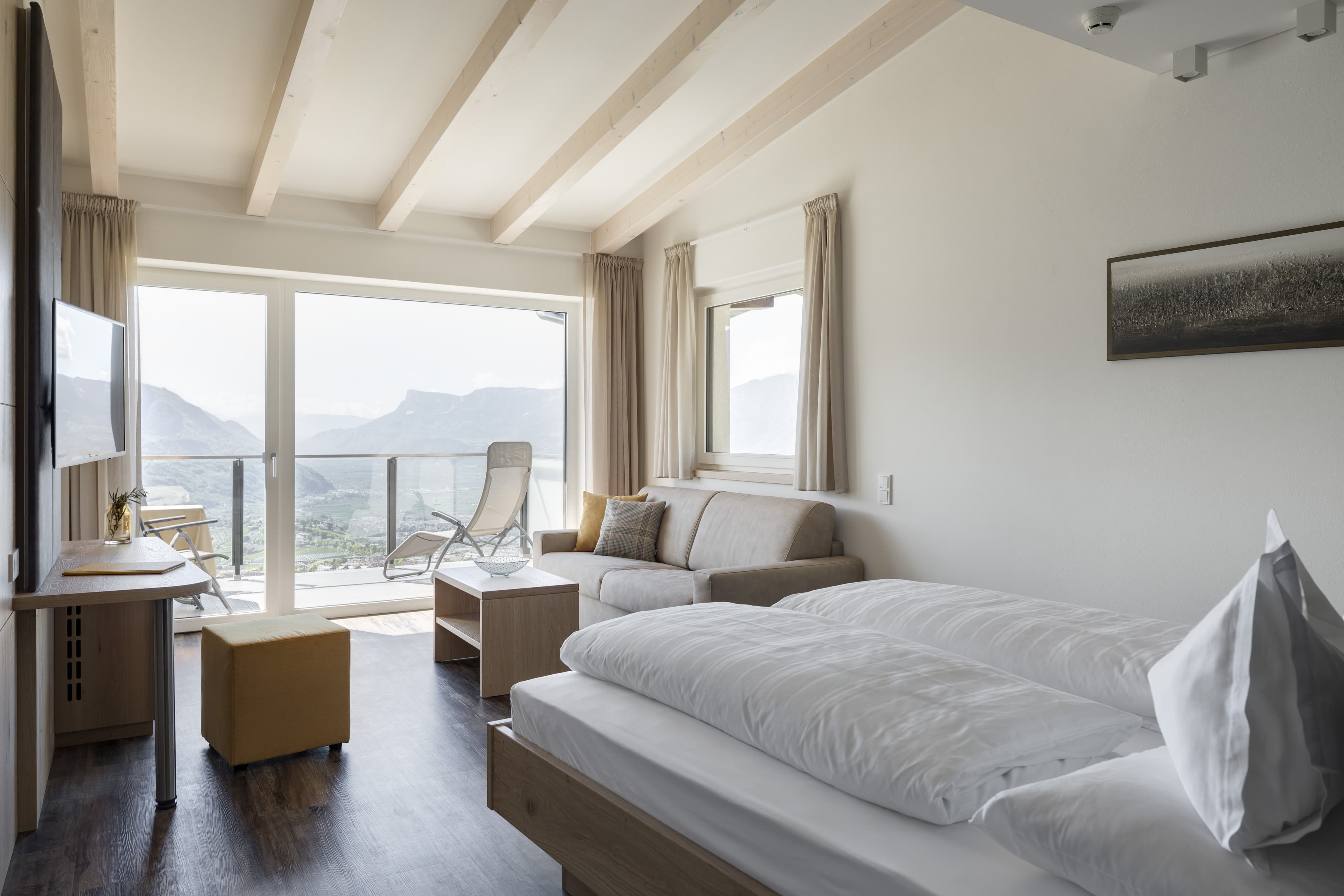 Panoramazimmer Hotel Dorf Tirol Schlafzimmer Wohnbereich Balkon