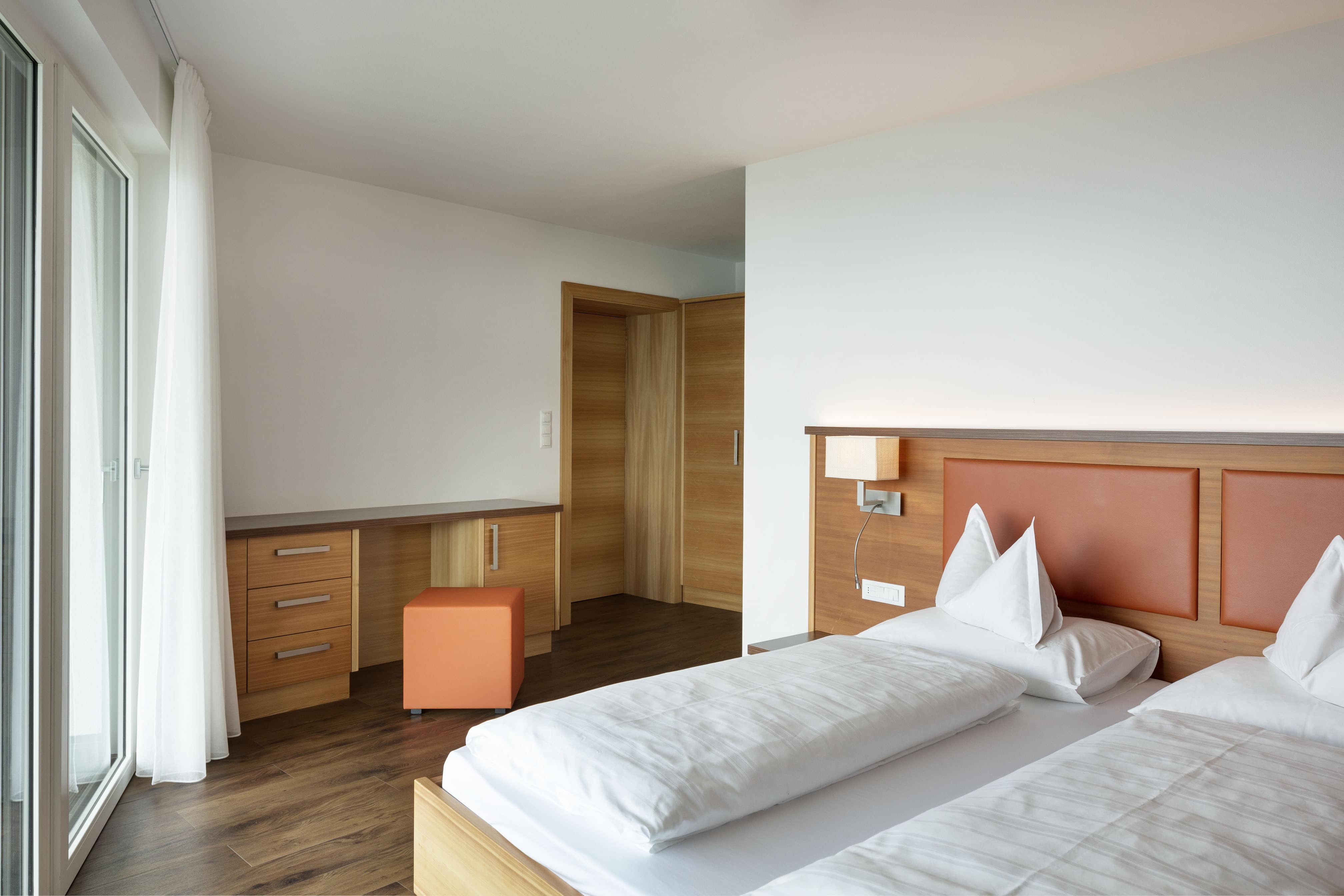 Schlafzimmer Tisch Suite Hirzer Urlaub Dorf Tirol