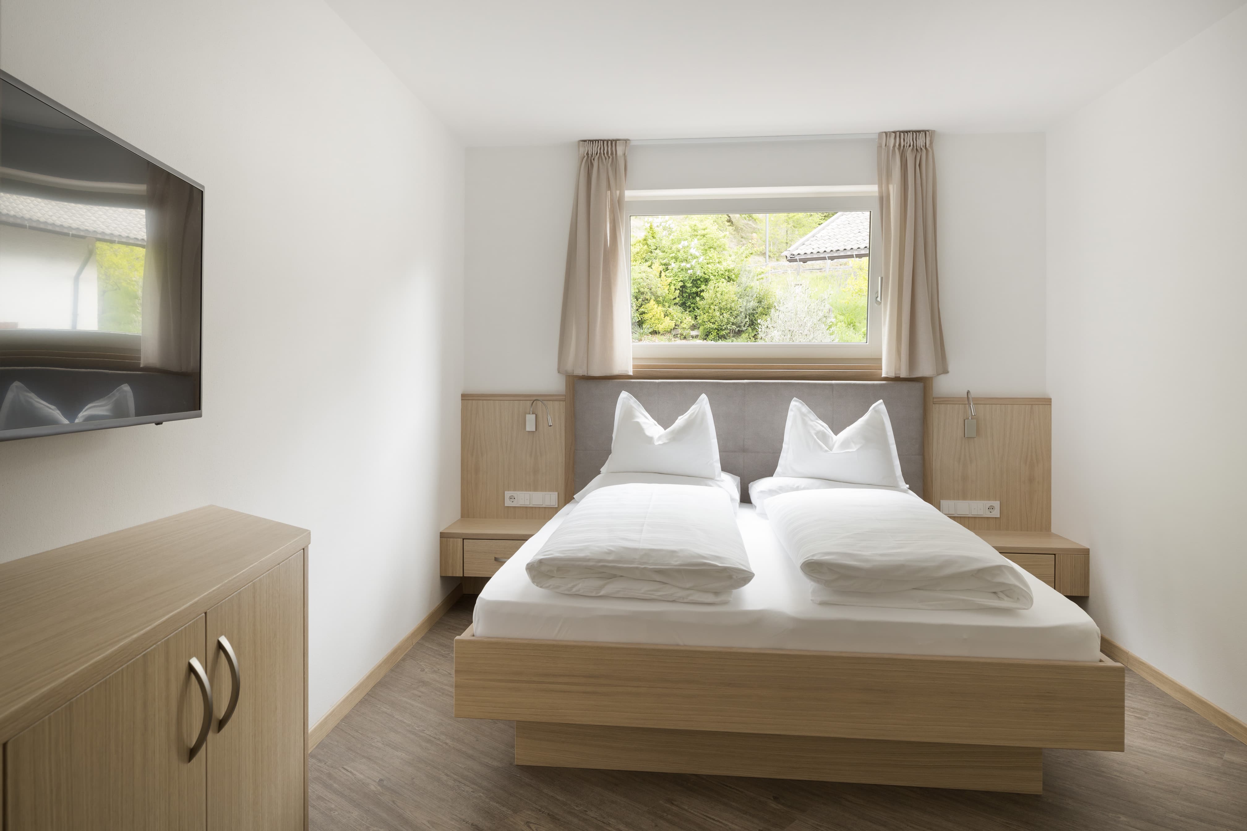 Schlafzimmer Doppelbett TV Suite Panorama Urlaub Dorf Tirol