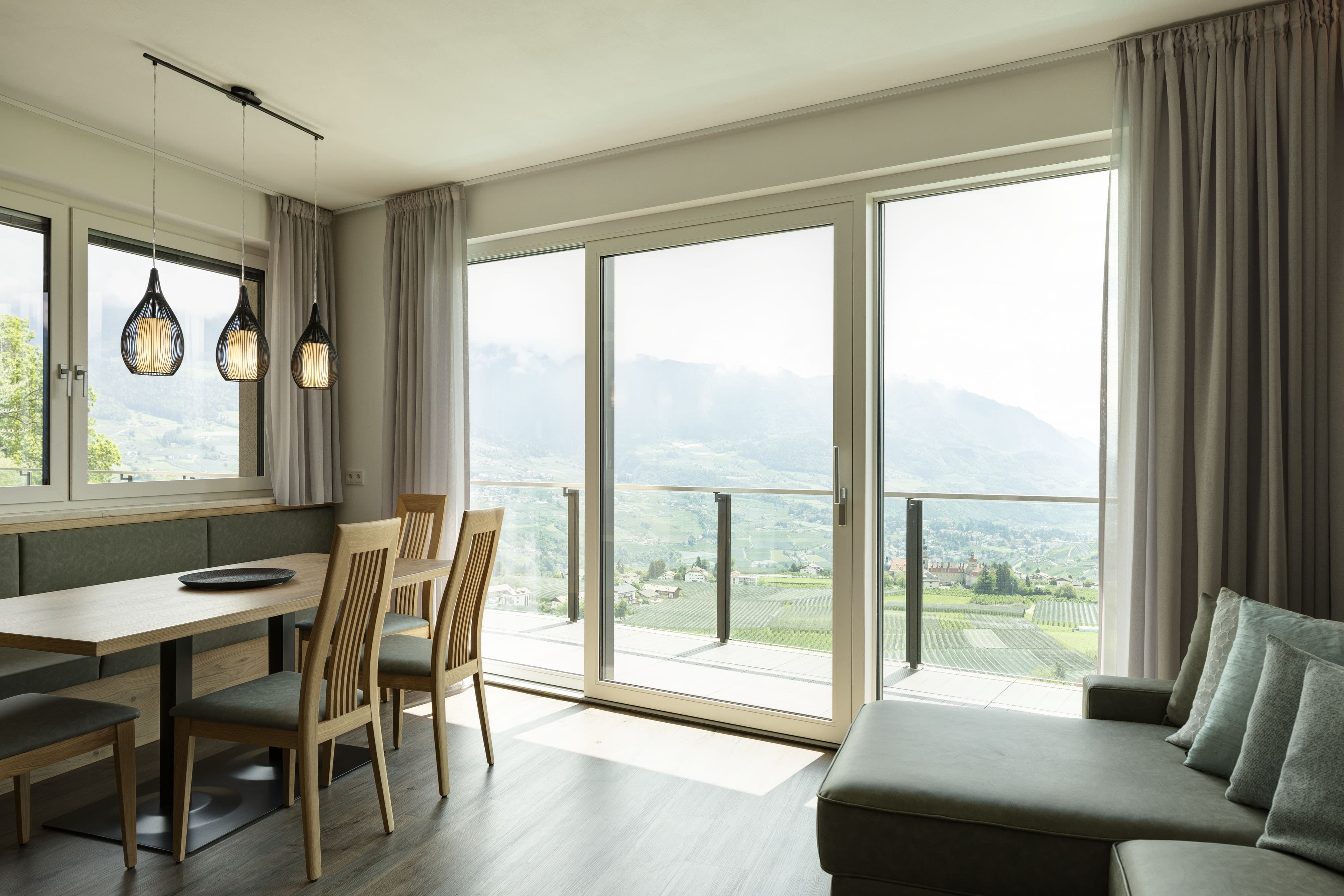 Großer Wohnraum Couch Tisch Eckbank Suite Lechner Hotel Dorf Tirol