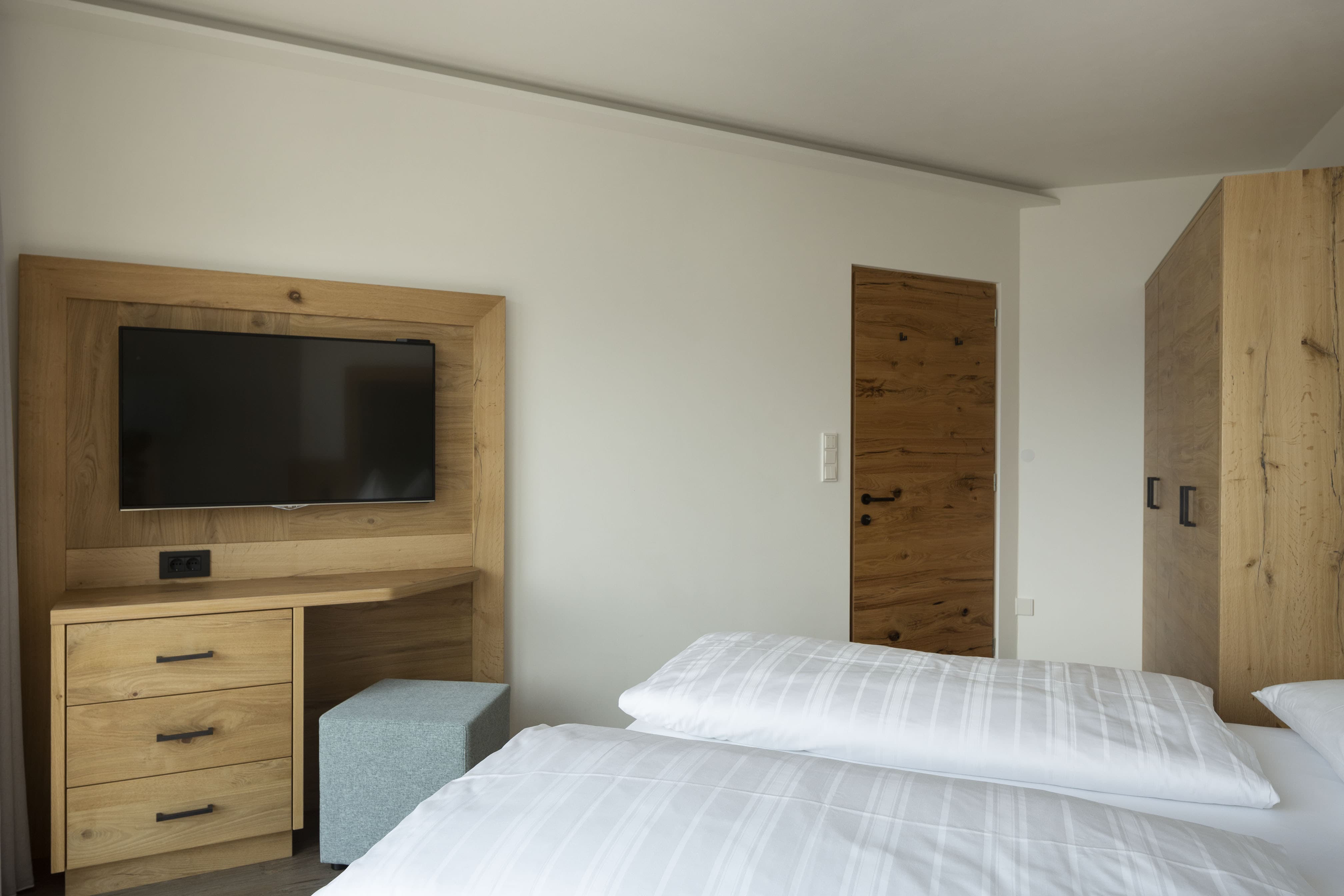 Suite Bedroom TV Desk Vacation Hotel Lechner Dorf Tirol