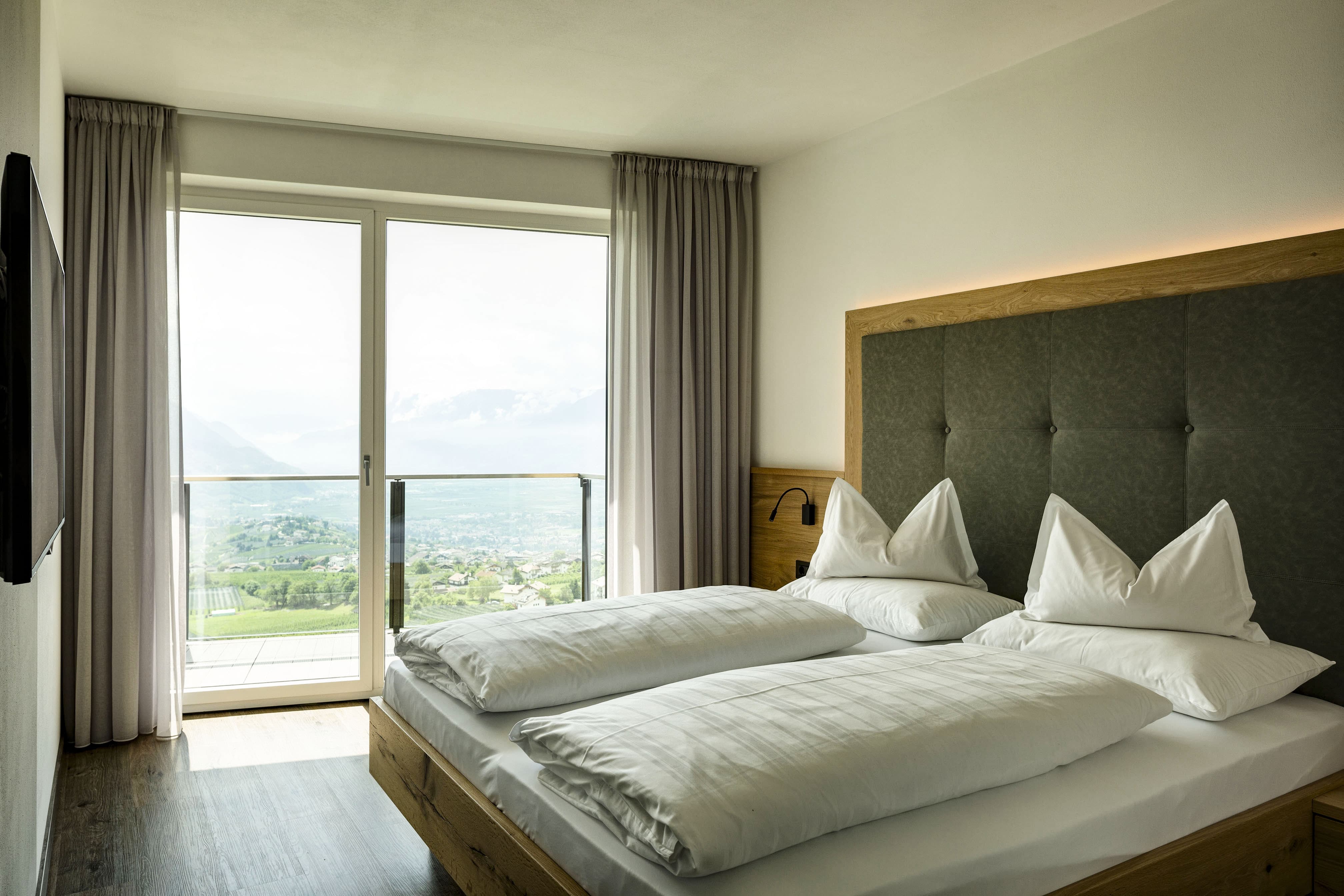 Schlafzimmer Suite Lechner Balkon Hotel Lechner Südtirol Wohnen