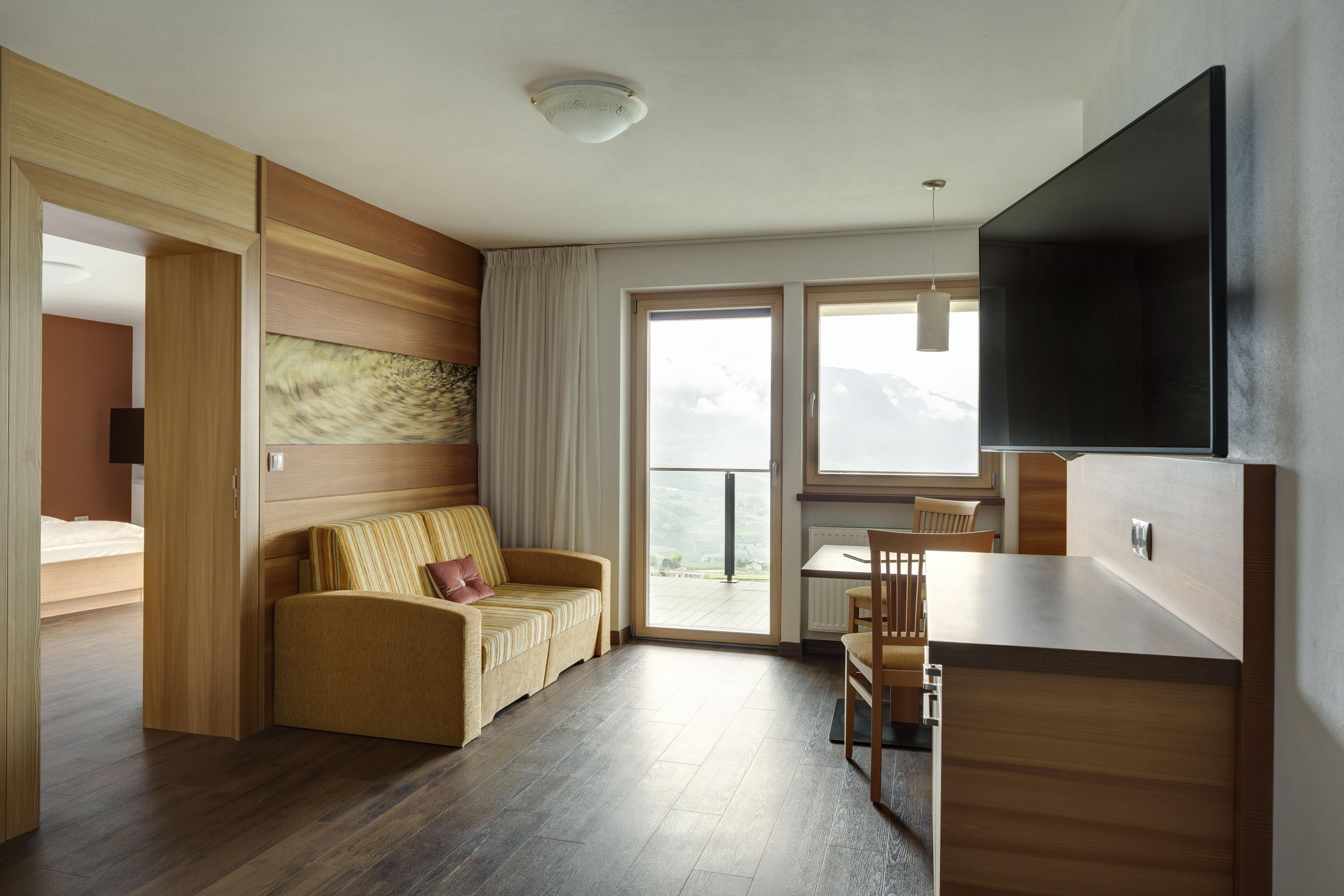 Hotel Lechner vacanze Tirolo Suite Hirzer Soggiorno Tavolo TV