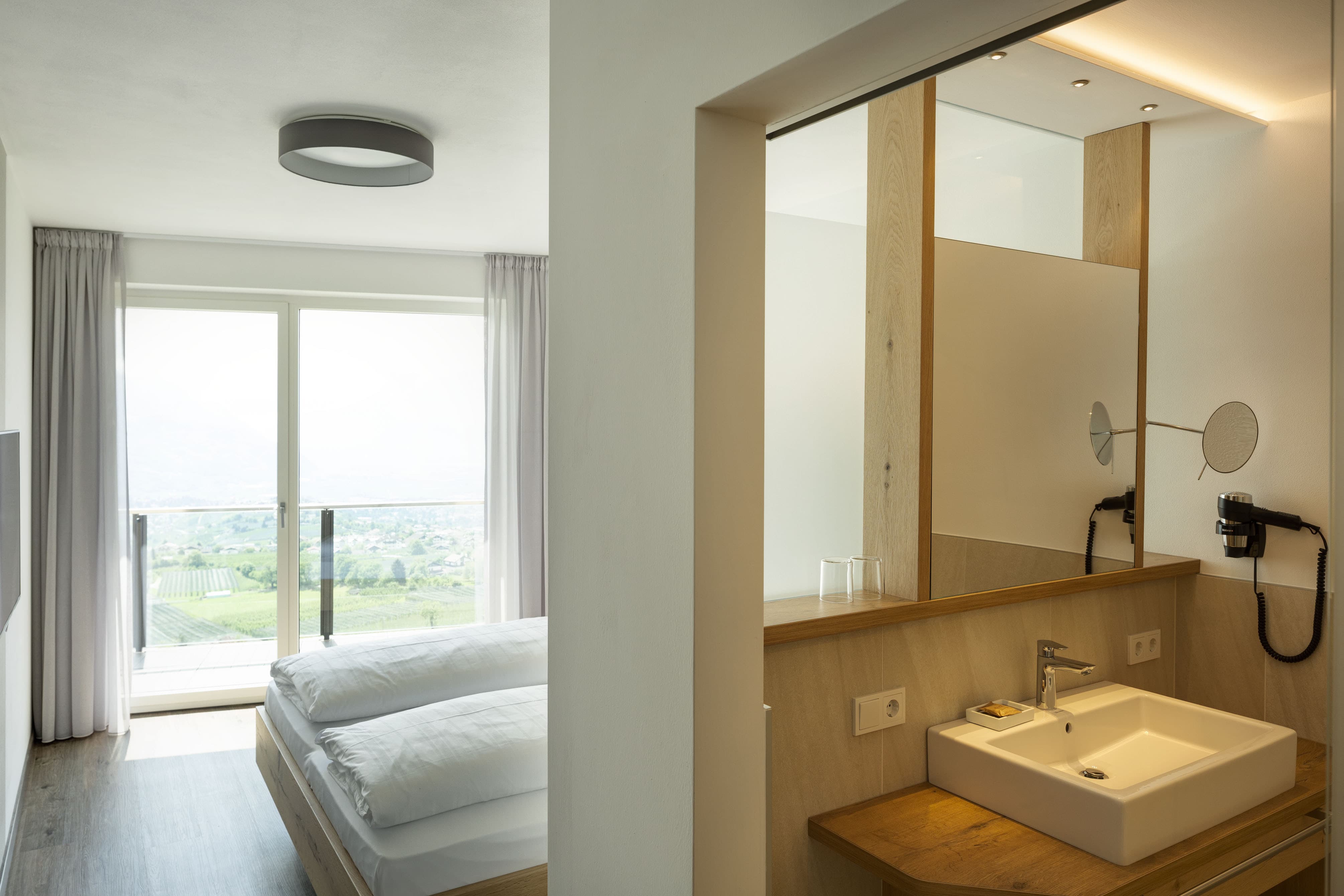 Hotel Lechner Suite Badezimmer Waschbecken Bett Schlafzimmer Balkon