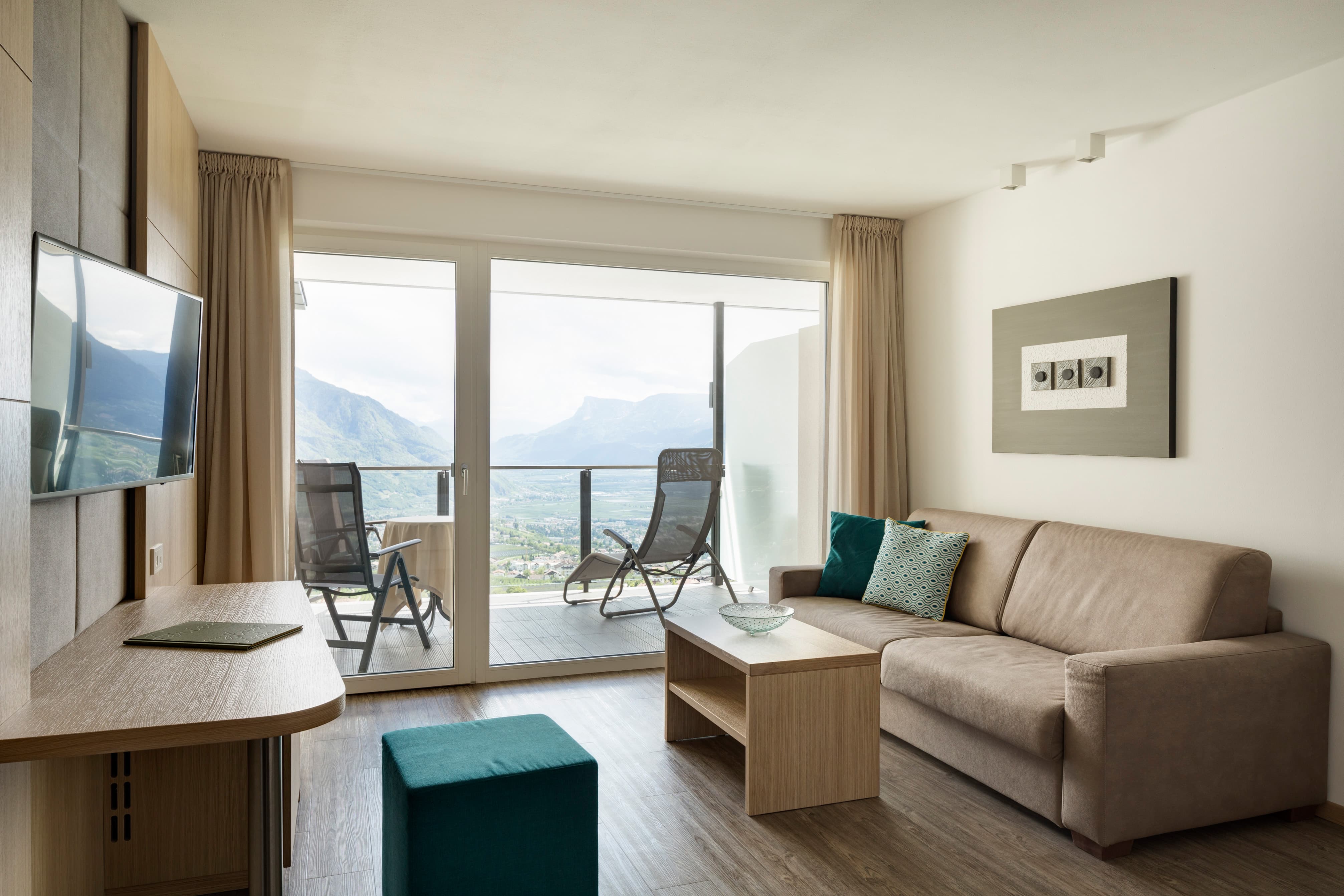 Komfortzimmer Ifinger Plus Wohnbereich TV Couch Balkon